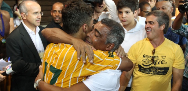 Romário abraça o filho Romarinho, jogador do Brasiliense - Roberto Jayme/UOL