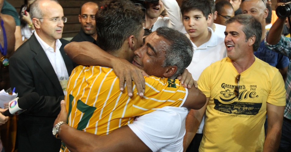 18.maio.2013 - Romário abraça o filho Romarinho, jogador do Brasiliense