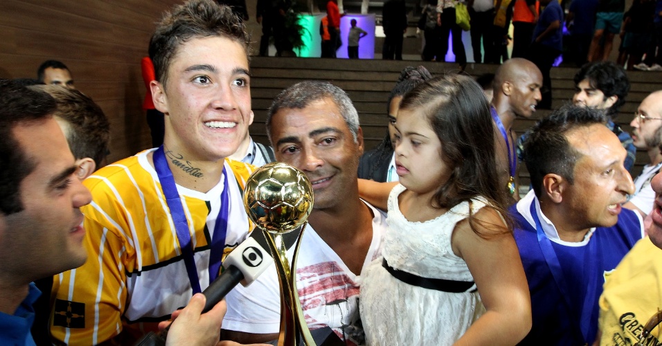 18.maio.2013 - Romário levou a filha para comemorar com o irmão