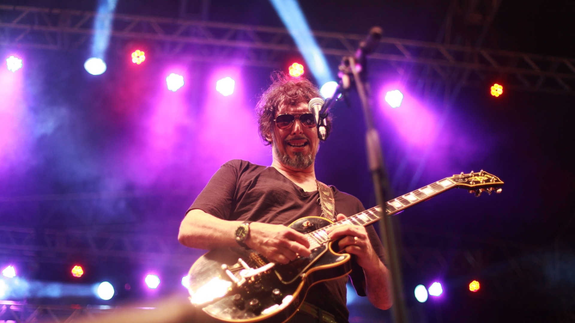 18.mai.2013 - Após criticar o grupo em entrevista, cantor Lobão dedicou faixa aos Racionais MCs no início do show - André Lessa/UOL