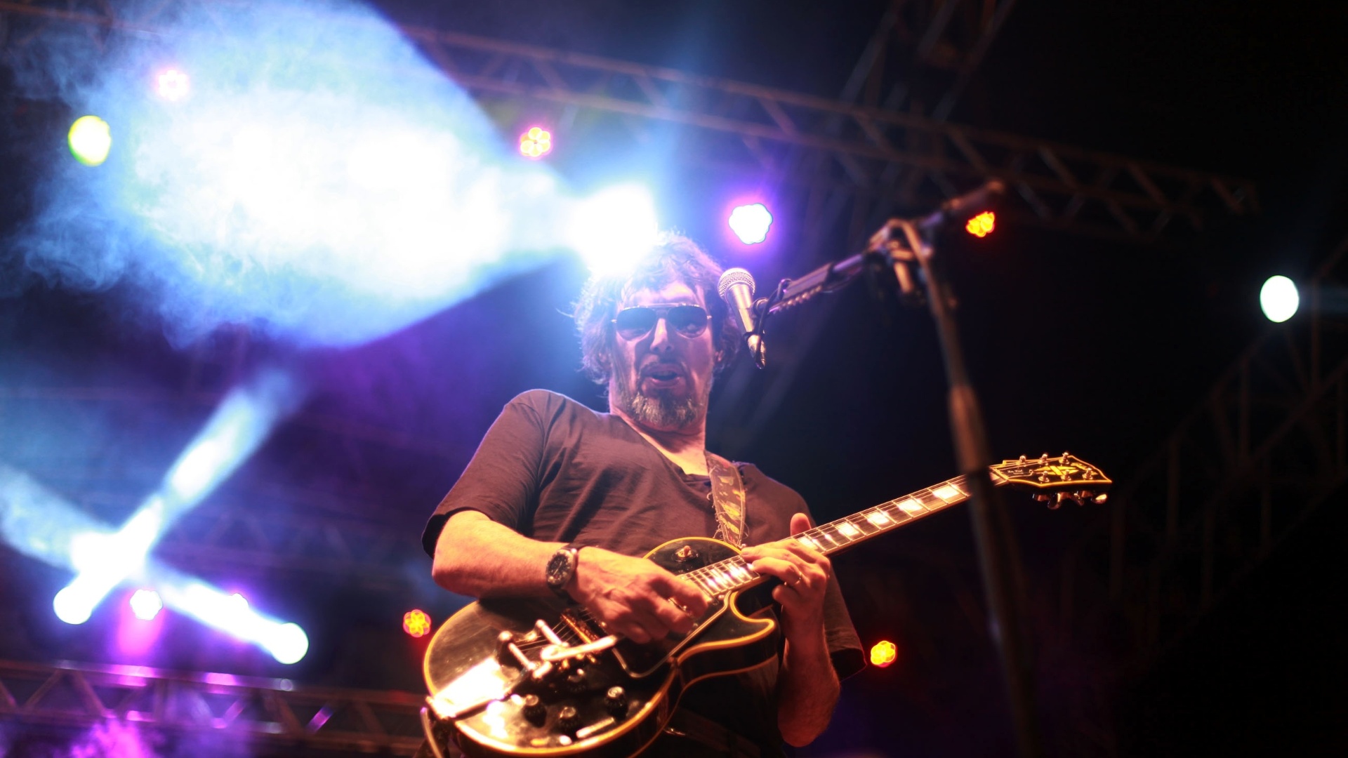 18.mai.2013 - Lobão abre o palco roqueiro da Avenida São João e dá a largada na Virada Cultural 2013 - André Lessa/UOL