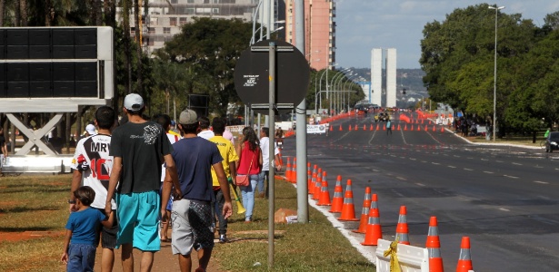 Torcedores chegam para a inauguração do estádio Mané Garrincha, em Brasília, no final de maio