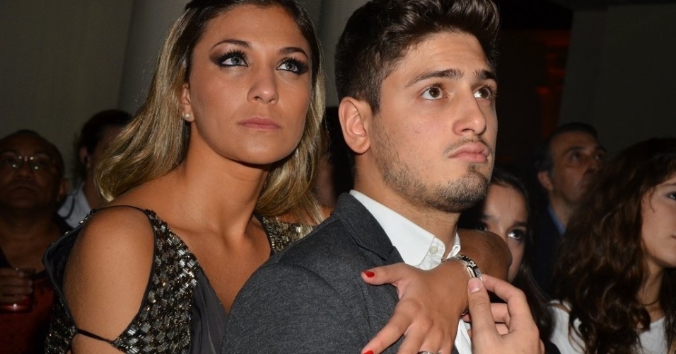 18.mai.2013 - Daniel Rocha e a namorada assistem vídeo de divulgação da trama durante festa de lançamento da novela em São Paulo