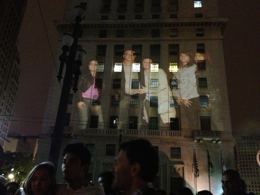 19.mai.2013 - Projeção permite que público da Virada Cultural 2013 veja sua imagem na fachada da Prefeitura - Estéfani Medeiros/UOL