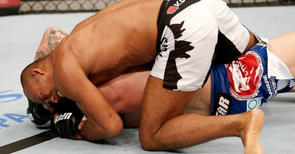 18.mai.2013 - Ronaldo Jacaré finaliza Chris CamozzI no UFC Jaraguá - Divulgação/UFC