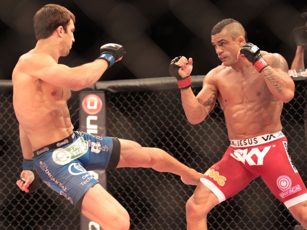 18.mai.2013 -Belfort venceu por nocaute no primeiro round de maneira espetacular, com um chute giratório perfeito no rosto de Rockhold - Marco Dutra/UOL