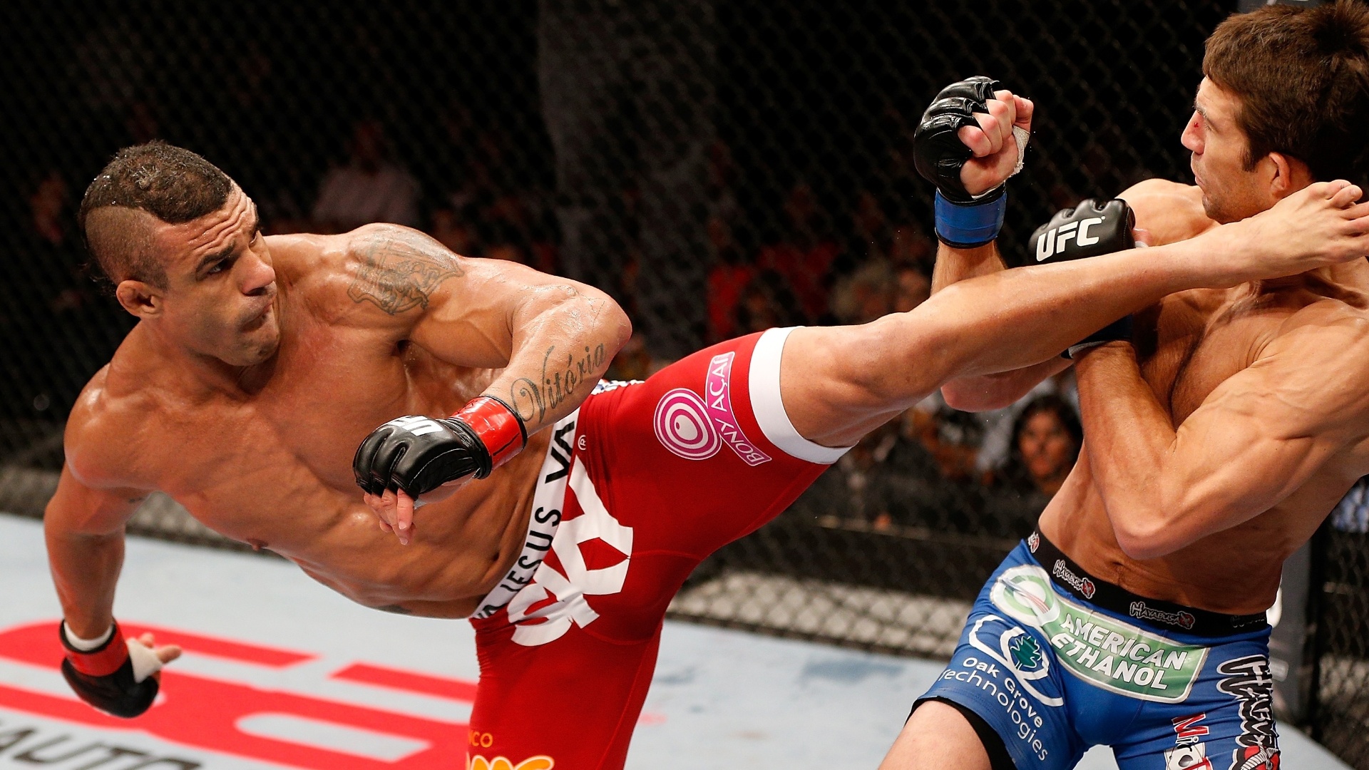 18.mai.2013 -Belfort venceu por nocaute no primeiro round de maneira espetacular, com um chute giratório perfeito no rosto de Rockhold - Josh Hedges/Zuffa LLC/Getty Images