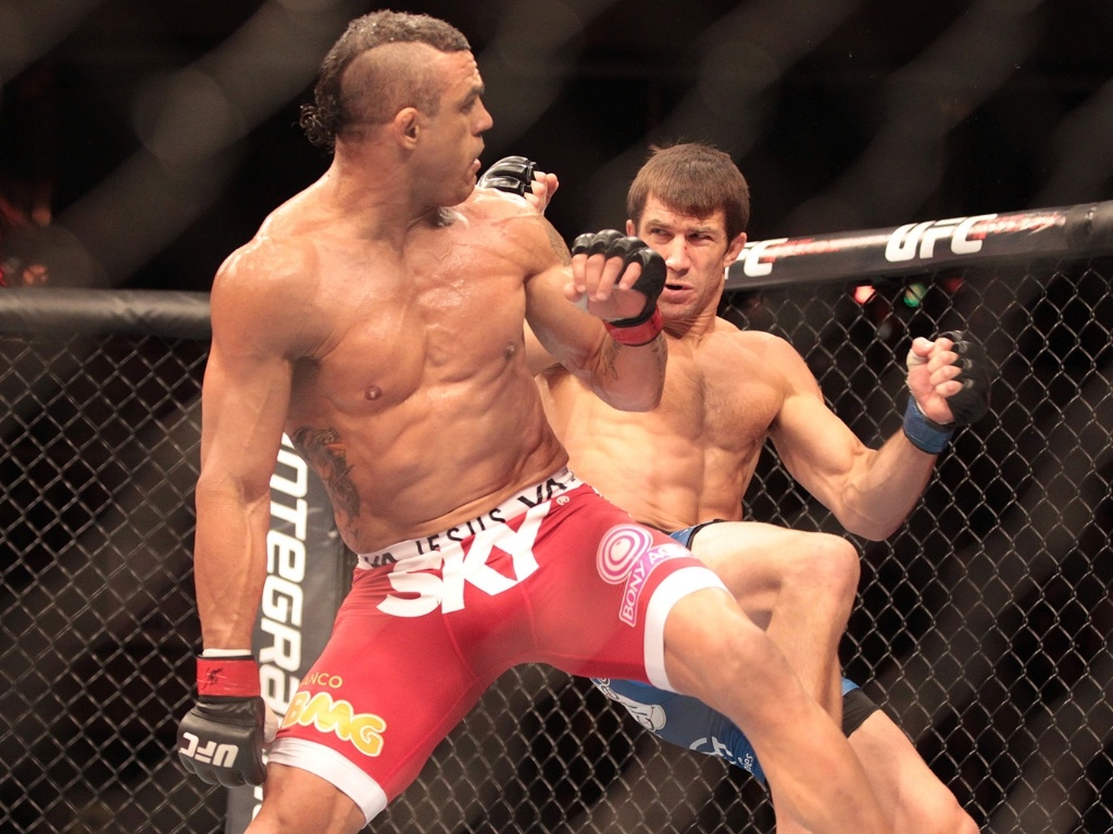 18.mai.2013 -Na principal luta do UFC Jaraguá, Vitor Belfort encara o americano Luke Rockhold - Marco Dutra/UOL