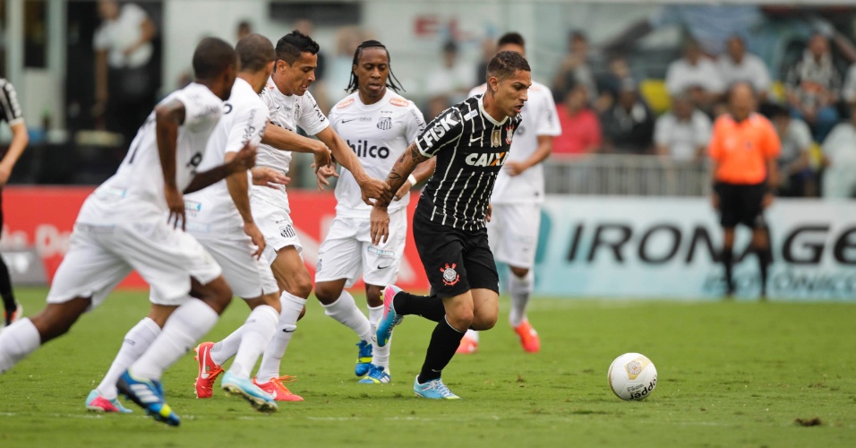 19.mai.2013 - Paolo Guerrero, do Corinthians, é perseguido por vários jogadores do Santos na final do Paulistão