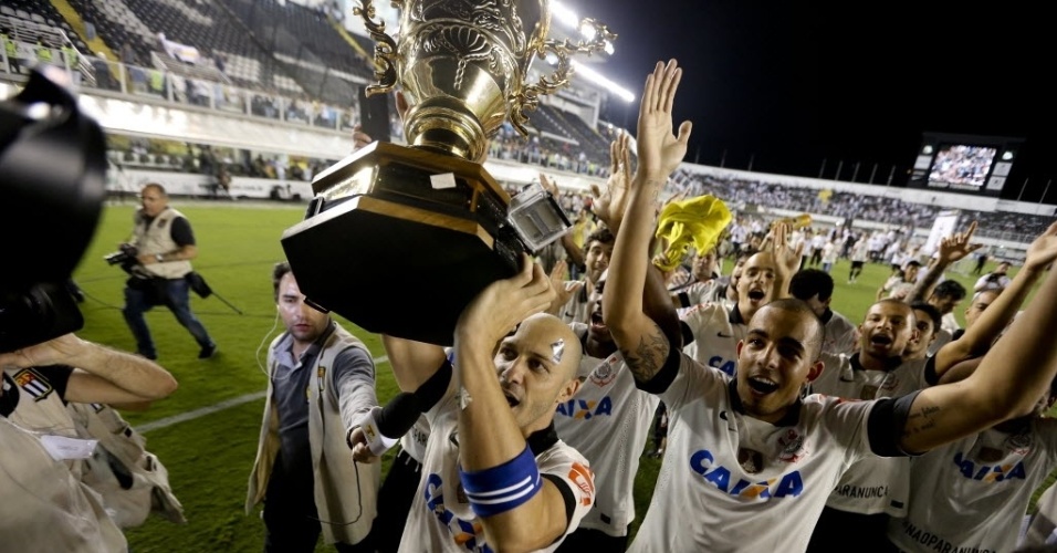 19.mai.2013 - Alessandro, capitão do Corinthians, ergue a taça de campeão paulista após o título conquistado contra o Santos, na Vila Belmiro