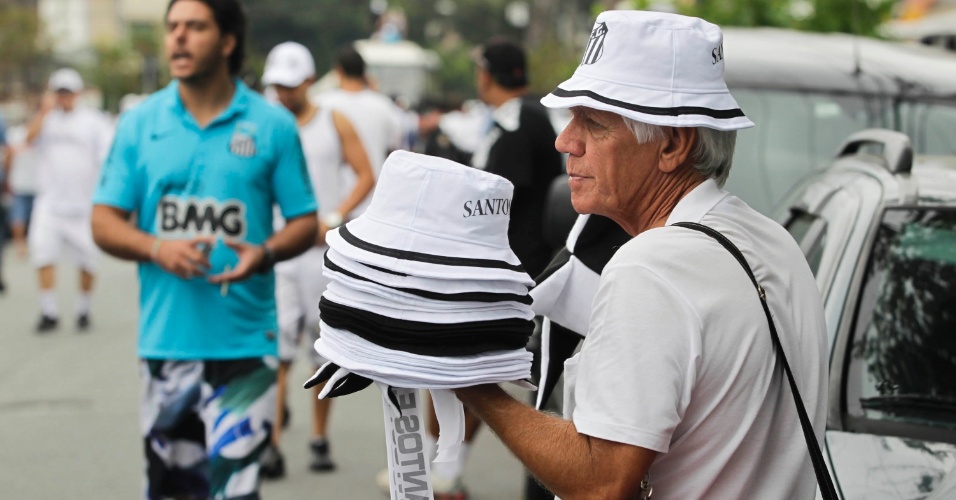 19.mai.2013 - Ambulante vende chapéus do Santos antes da final do Campeonato Paulista, contra o Corinthians