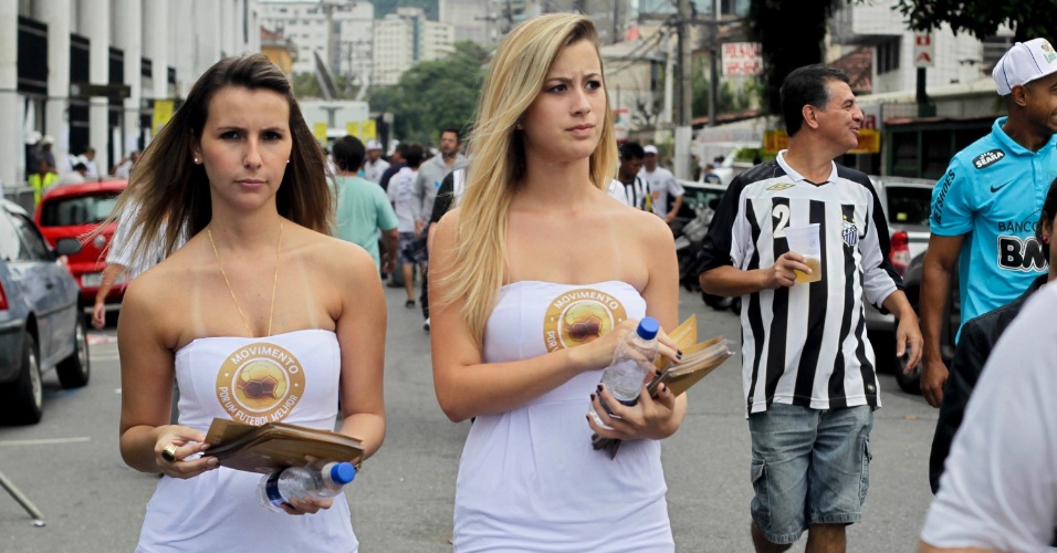 19.mai.2013 - Belas mulheres são vistas no arredor da Vila Belmiro antes da final do Campeonato Paulista, entre Santos e Corinthians