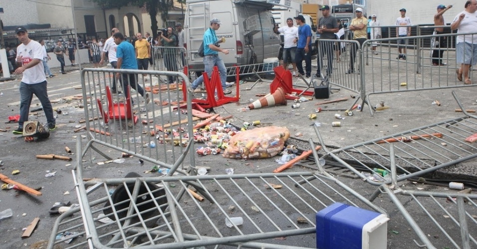 19.mai.2013 - Briga entre torcida do Santos e Polícia Militar deixou grades derrubadas e muita bagunça nos arredores da Vila Belmiro
