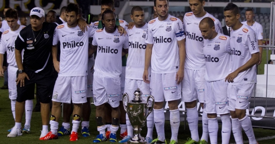 19.mai.2013 - Cabisbaixos, jogadores do Santos posam com a taça de vice-campeão após o empate contra o Corinthians, na Vila