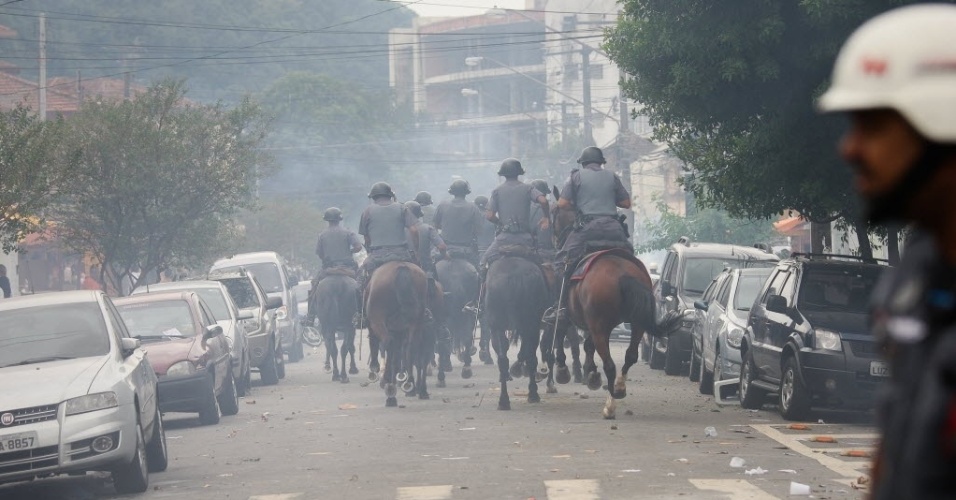 19.mai.2013 - Cavalaria da Polícia Militar em ação durante confronto com torcedores do Santos antes da final contra o Corinthians
