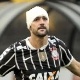 19.mai.2013 - Com a cabeça enfaixada, Danilo, meia do Corinthians, comemora gol de empate da equipe na final do Paulista, contra o Santos - AFP PHOTO / Miguel SCHINCHARIOL