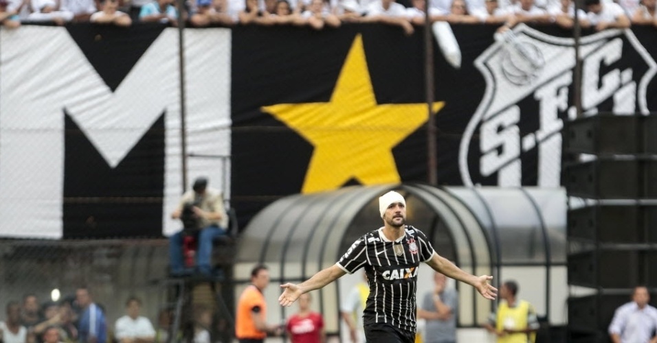 19.mai.2013 - Com a cabeça enfaixada, Danilo, meia do Corinthians, comemora gol de empate da equipe na final do Paulista, contra o Santos
