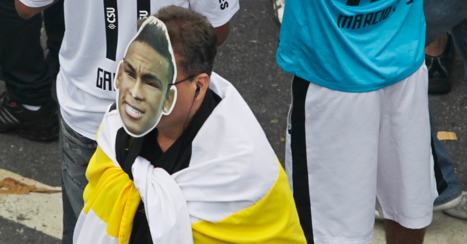 19.mai.2013 - Com máscara de Neymar, jovem torcedor do Santos aguarda o início da final do Campeonato Paulista, contra o Corinthians