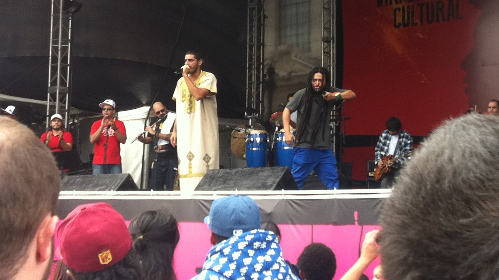 19.mai.2013 - Criolo empolga público da praça Júlio Prestes com apresentação - Mário Barra/UOL