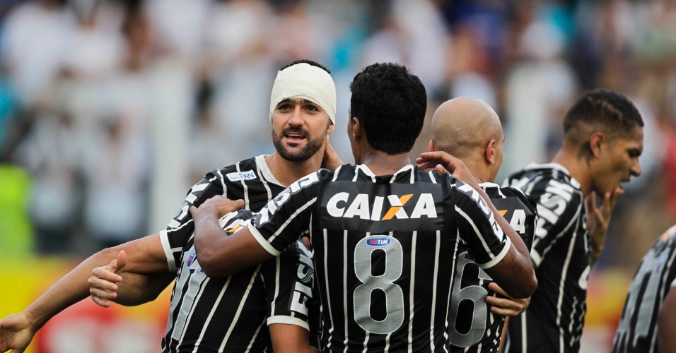 19.mai.2013 - Danilo, com a cabeça enfaixada, é festejado por companheiros após empatar a final do Paulista para o Corinthians