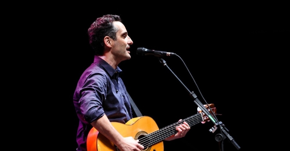 19.mai.2013 - Drexler cantou sucessos de Caetano Veloso durante a apresentação - Bruno Poletti/UOL