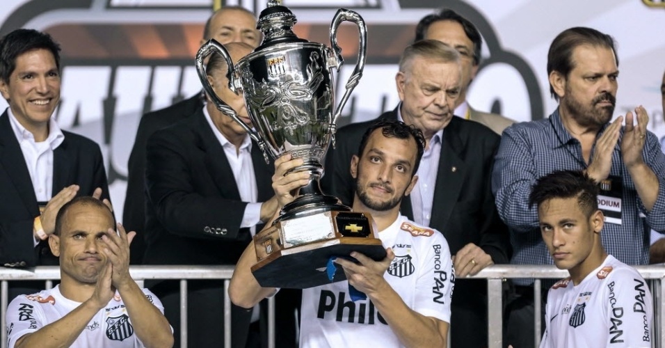 19.mai.2013 - Edu Dracena, capitão do Santos, ergue a taça do vice-campeonato estadual após empate contra o Corinthians