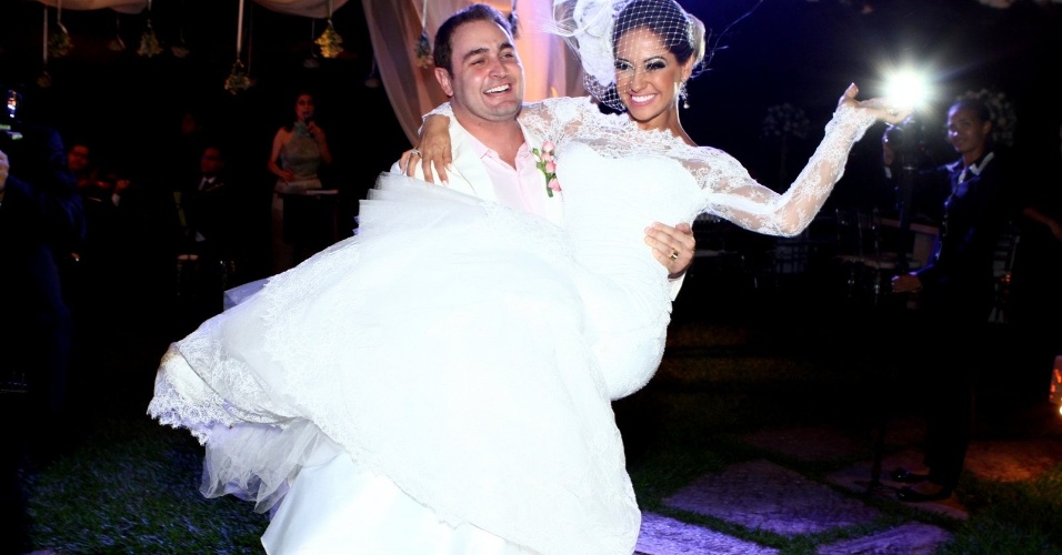 19.mai.2013 - Egil leva a noiva Mayra Cardi no colo
