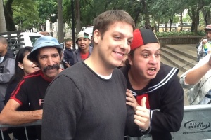 Fábio Porchat tira fotos com fãs durante a Virada Cultural de São Paulo - Thiago Azanha