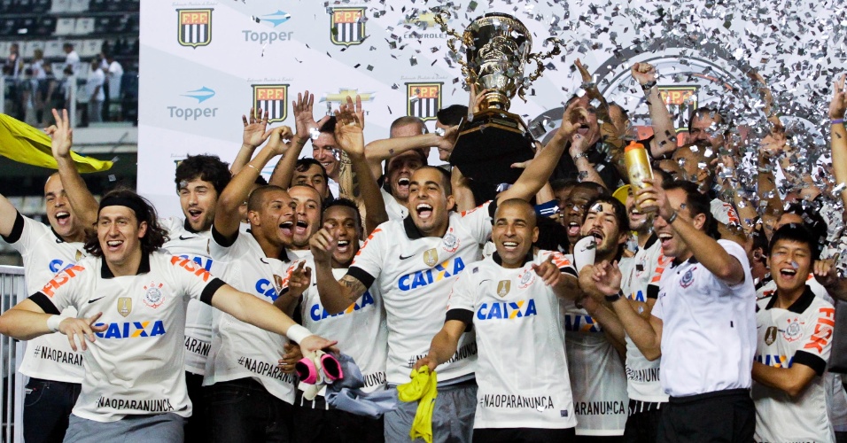 19.mai.2013 - Jogadores corintianos fazem a festa e erguem a taça de campeão paulista após empate por 1 a 1 com o Santos