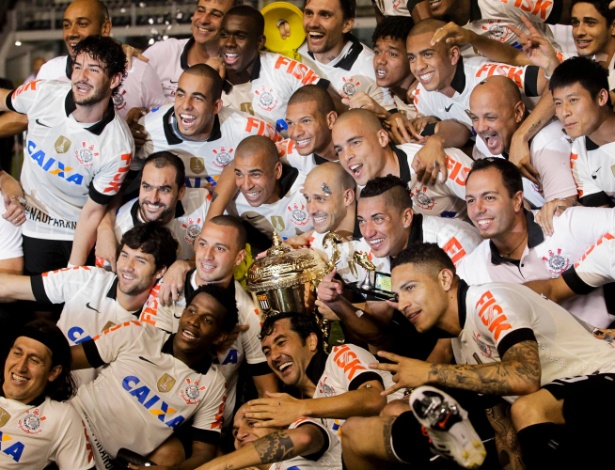 Jogadores corintianos posam com a taça de campeão paulista na Vila Belmiro - Fernando Donasci/UOL
