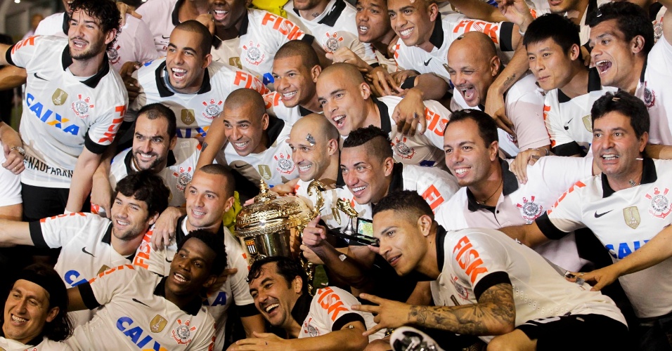 19.mai.2013 -  Jogadores corintianos posam com a taça de campeão paulista ainda no gramado da Vila Belmiro
