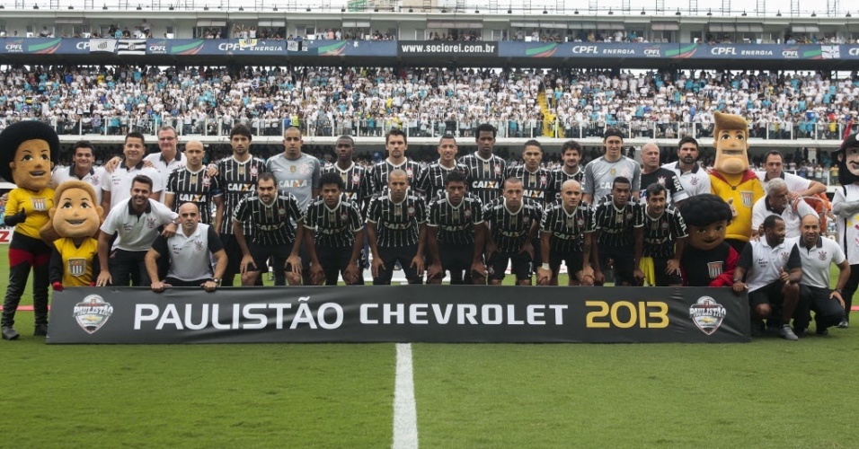 19.mai.2013 - Jogadores do Corinthians na tradicional foto posada antes da decisão do título paulista contra o Santos, na Vila Belmiro