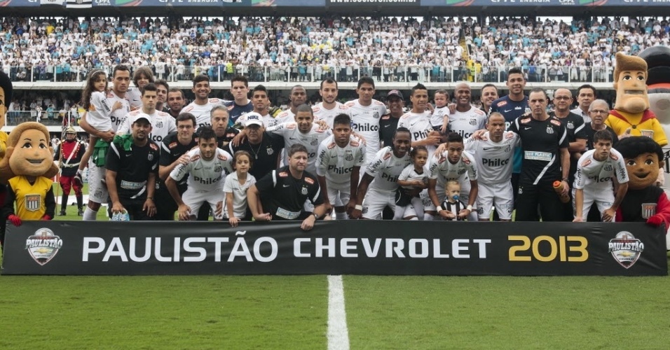 19.mai.2013 - Jogadores do Santos na tradicional foto posada antes da decisão do título paulista contra o Corinthians, na Vila Belmiro