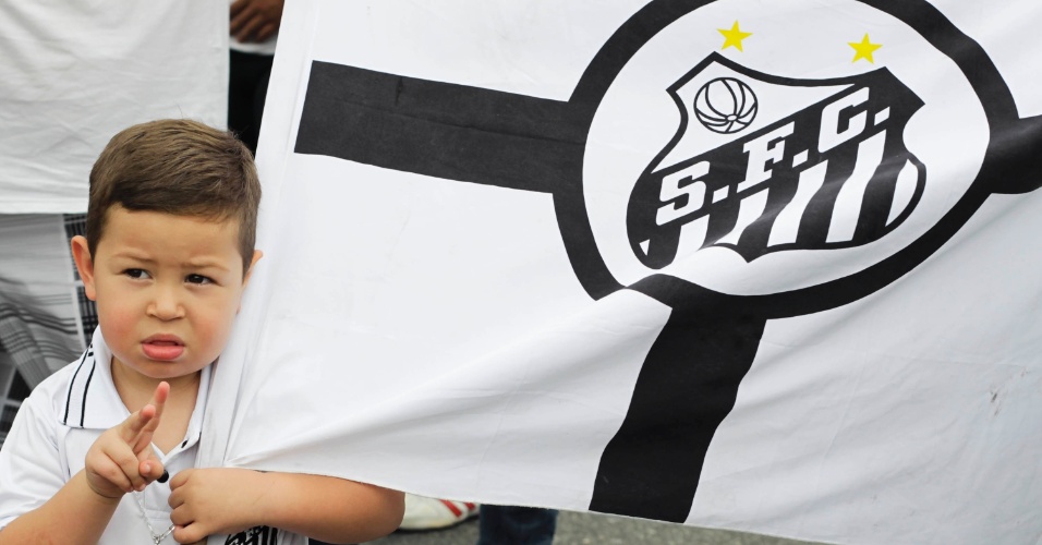 19.mai.2013 - Jovem torcedor do Santos chega à Vila Belmiro para acompanhar a final do Campeonato Paulista, contra o Corinthians