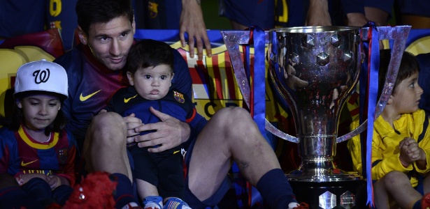 Lionel Messi acompanha a festa do título do Barcelona com seu filho, Thiago - David Ramos/Getty Images