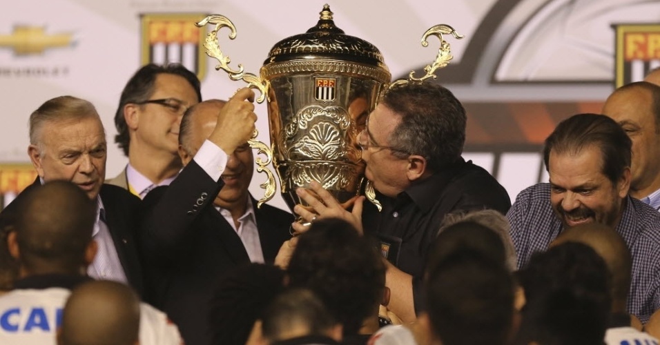 19.mai.2013 - Mário Gobbi, presidente do Corinthians, beija a taça de campeão paulista ao lado de José Maria Marin, presidente da CBF