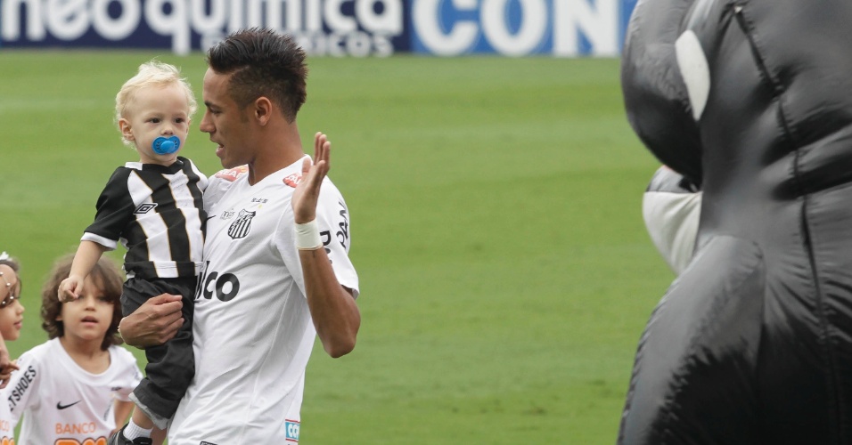 19.mai.2013 - Neymar carrega o filho Davi Lucca no colo antes da decisão do Campeonato Paulista contra o Corinthians