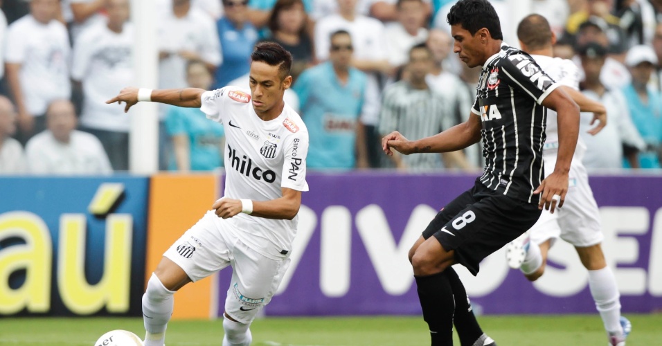 19.mai.2013 - Neymar é marcado por Paulinho, volante do Corinthians, durante a final do Paulistão