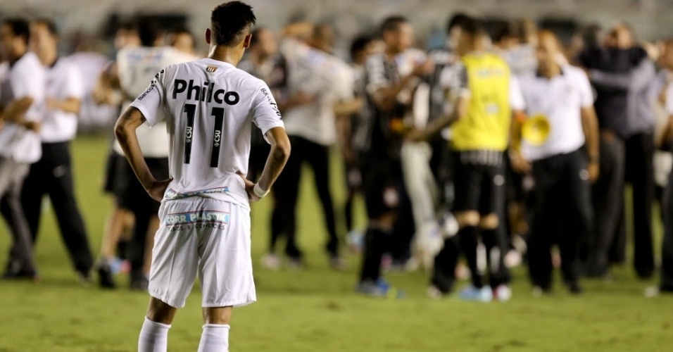 19.mai.2013 - Neymar observa de longe a festa do título corintiano após empate por 1 a 1 na Vila Belmiro