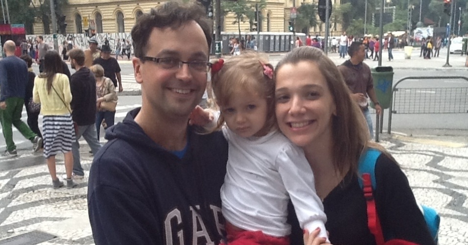 19.mai.2013 - O casal Rodrigo e Manuela Corrêa levou a filha, Daniela, à Praça da República para a Virada neste domingo; Rodrigo afirmou que não teria ido se tivesse lido sobre episódios de violência - Thiago Azanha/UOL