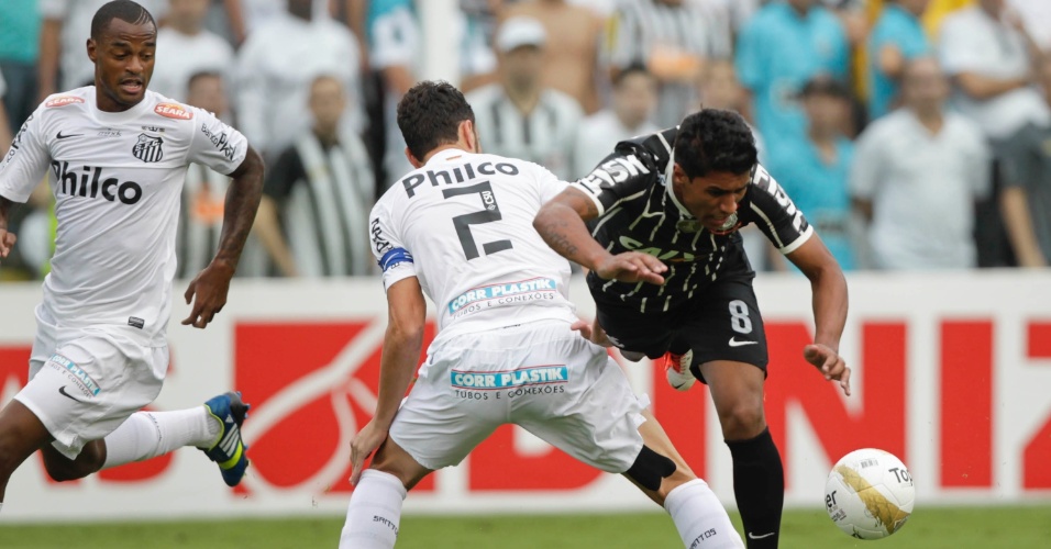19.mai.2013 - Paulinho, volante do Corinthians, é derrubado por Edu Dracena, do Santos, durante a decisão do Paulista