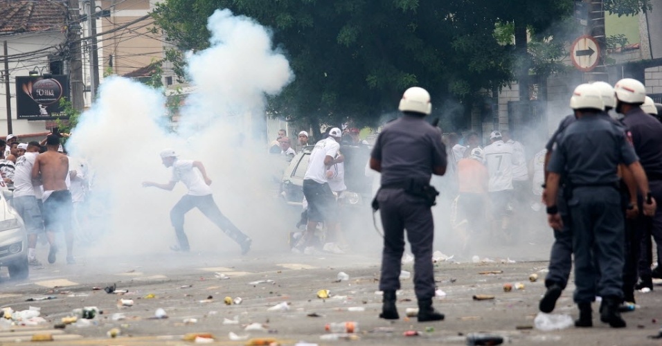 19.mai.2013 - Polícia Militar usa bombas de efeito moral para dispersar torcedores do Santos durante confronto nos arredores da Vila
