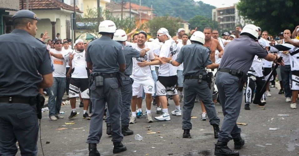 19.mai.2013 - Policiais militares entram em confronto com torcedores do Santos antes da final do Paulista, contra o Corinthians, na Vila Belmiro