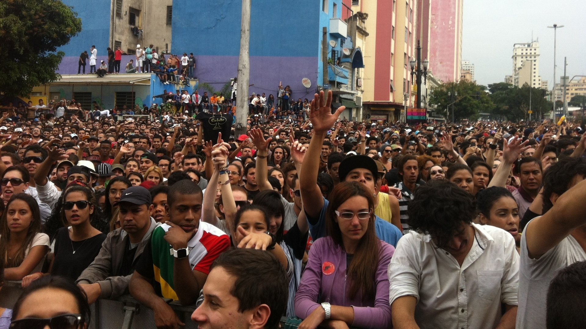 19.mai.2013 - Público assiste à apresentação do rapper Criolo na Virada Cultural 2013 - Mário Barra/UOL