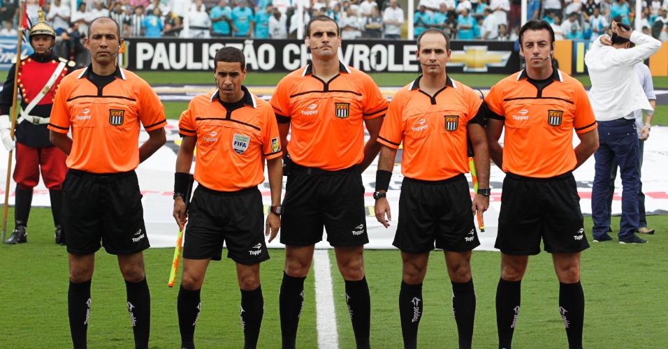 19.mai.2013 - Quinteto de arbitragem no gramado antes da partida decisiva do Paulistão, entre Santos e Corinthians
