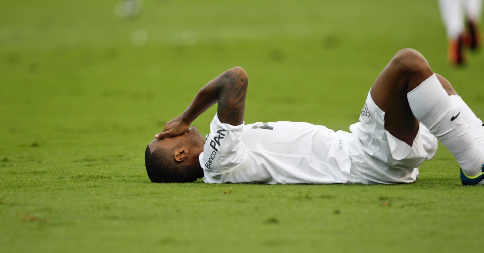 19.mai.2013 - Renê Junior, volante do Santos, fica caído no gramado após sofrer falta no clássico contra o Corinthians