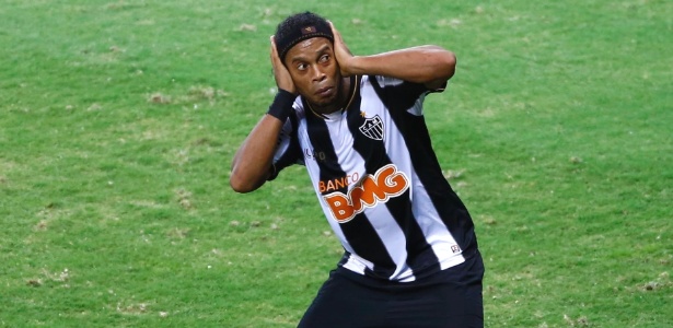 Cruzeiro quer punição de Ronaldinho por incitar violência em comemoração de gol - Marcus Desimoni/UOL