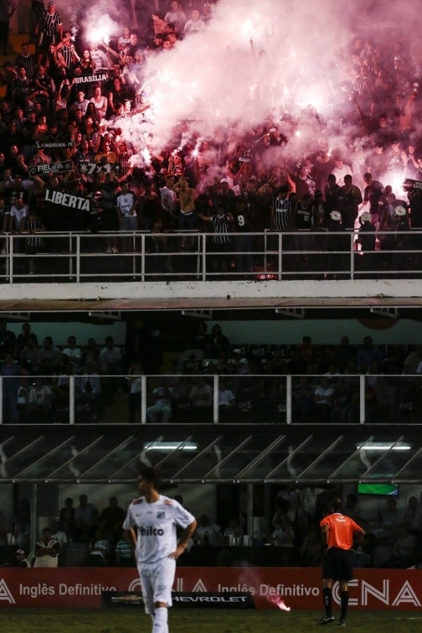 19.mai.2013 - Sinalizador atirado em campo pela torcida do Corinthians paralisa a decisão do Paulistão na Vila Belmiro