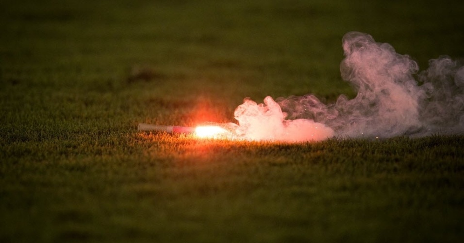 19.mai.2013 - Sinalizador atirado pela torcida do Corinthians espalha fumaça pelo gramado da Vila Belmiro durante a final do Paulista