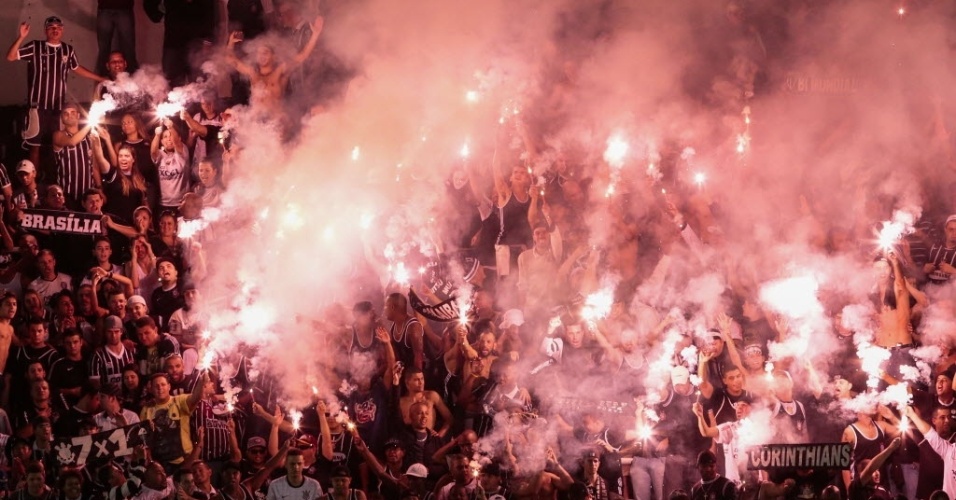 19.mai.2013 - Torcedores corintianos fazem a festa na Vila Belmiro pouco antes do fim do empate por 1 a 1 contra o Santos